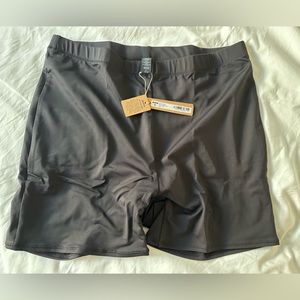Skims Mid-Waist Swim Shorts color Onyx size XL